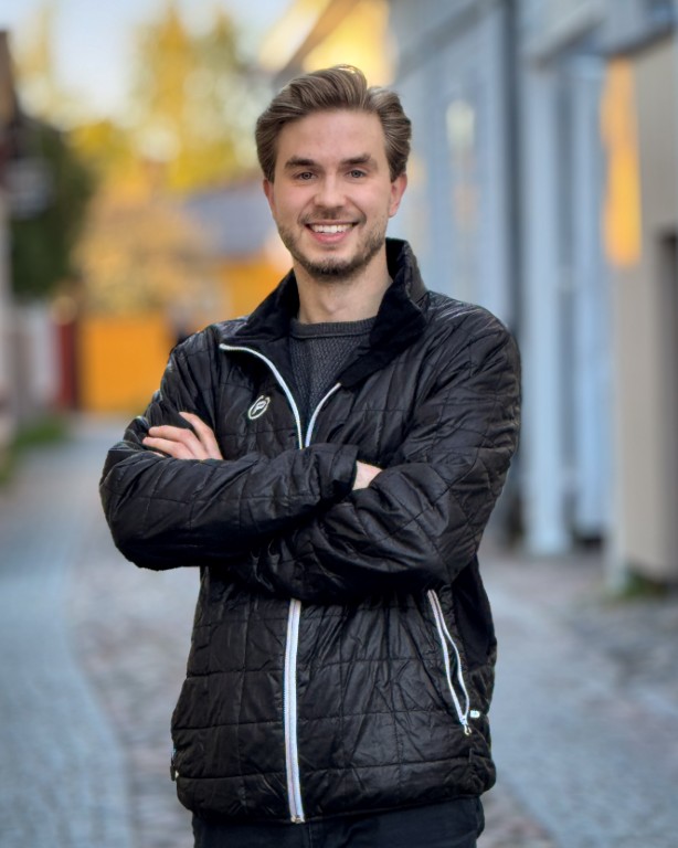 Cosmo Jenytin Vihreät Espoo kuntavaaliehdokas 2025 ulkona